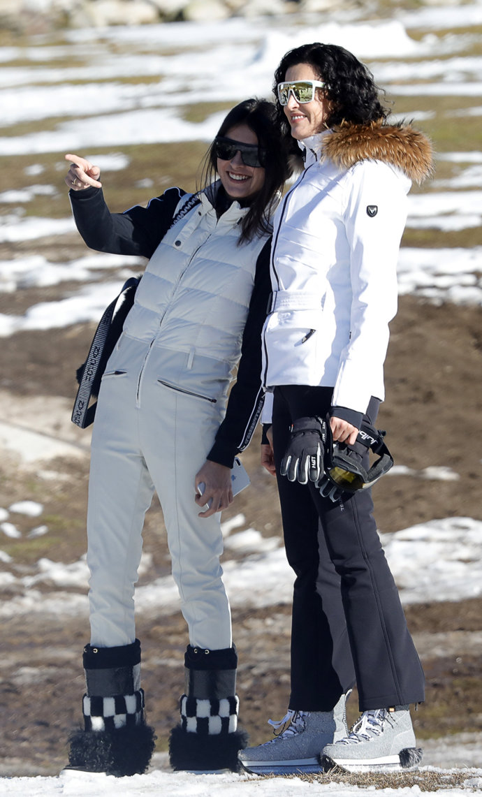 Blanca Romero y Lucía Rivera, trajes para la nieve
