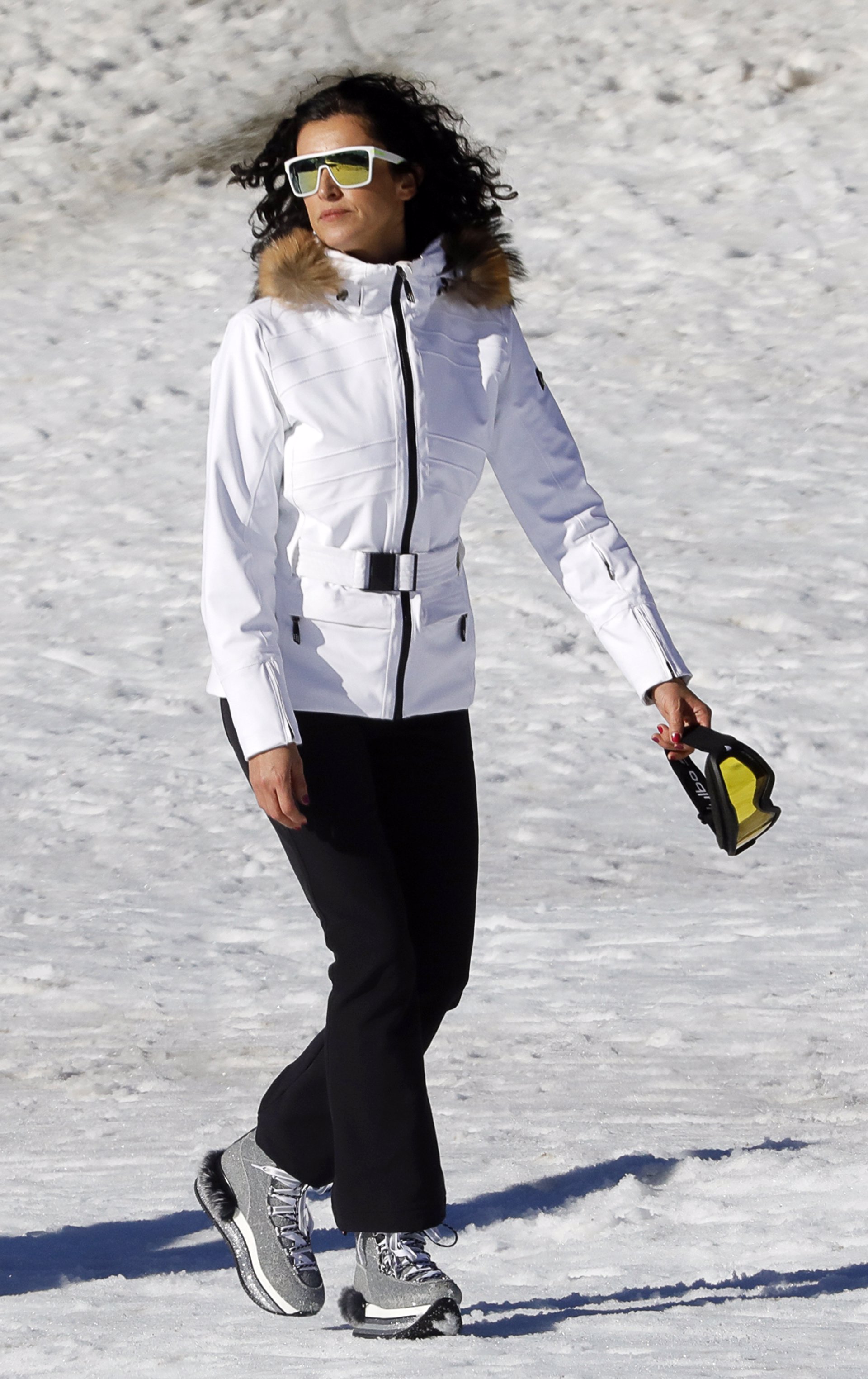 Blanca Romero, vestida para la nieve en blanco y negro con botas glitter en plateado