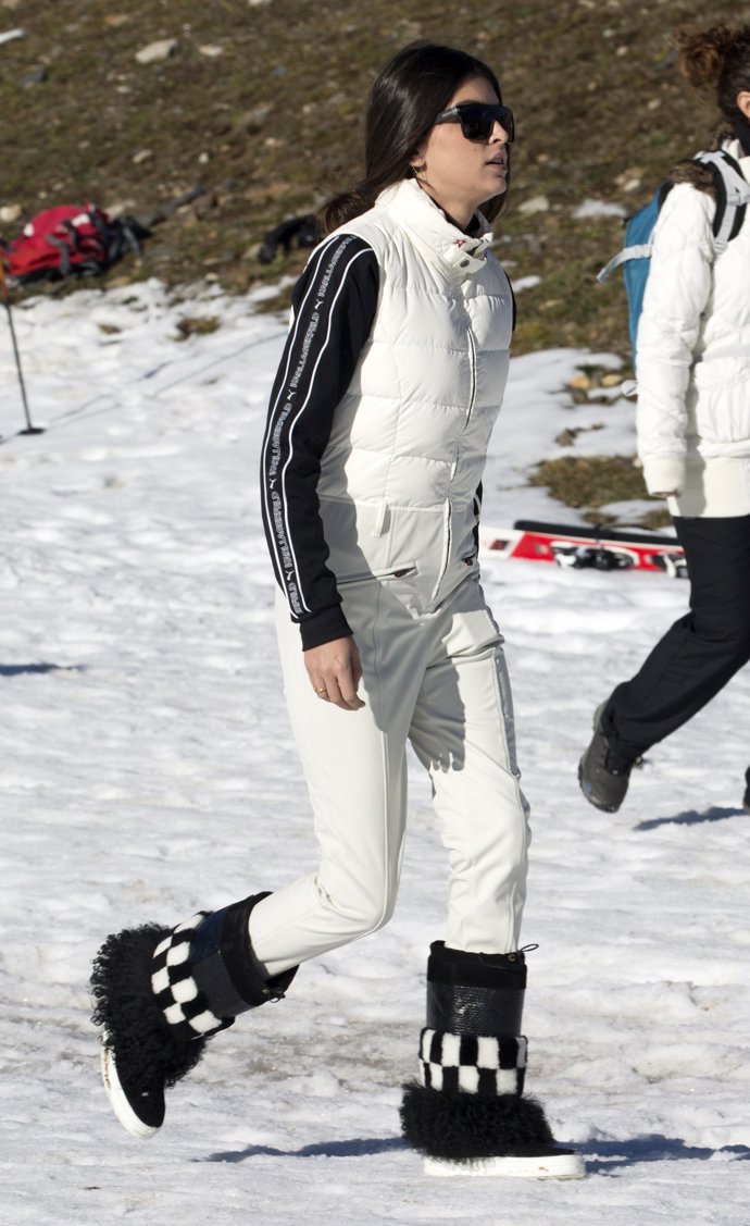 Lucía Rivera, muy guapa en la nieve vestida con traje en blanco y negro y botas de pelo