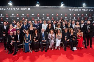 Alfombra roja de los Premios Feroz, primera fila con zapatos de plataforma