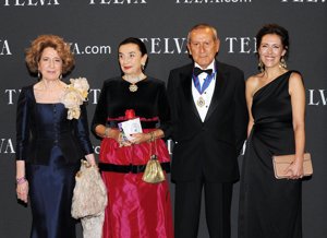 Elio Berhanyer con Carmen Iglesias, preceptora del Rey Felipe VI y la condesa de Montarco PREMIOS_TELVA_2011