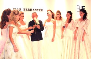 DESFILE_ELIO_BERHANYER CON GRANDES MODELOS ENTRE RISAS