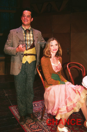 Alejandro Sanz y Paloma Gómez en el teatro muy guapos