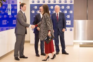 La Reina Letizia continúa muy pendiente de los medios de comunicación en un segundo plano- EP- ANTONIO GUTIÉRREZ