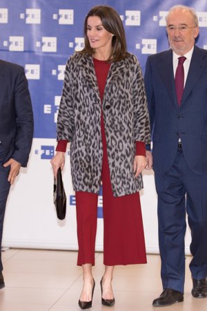 La Reina Letizia continúa muy pendiente de los medios de comunicación en un segundo plano- EP- ANTONIO GUTIÉRREZ