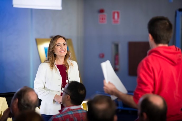 Durante las presentaciones las dudas sobre la meditación acechan y Ursula Calvo está ahí para resolverlas Nacho Urbon Fotografia banco imagen corporativo