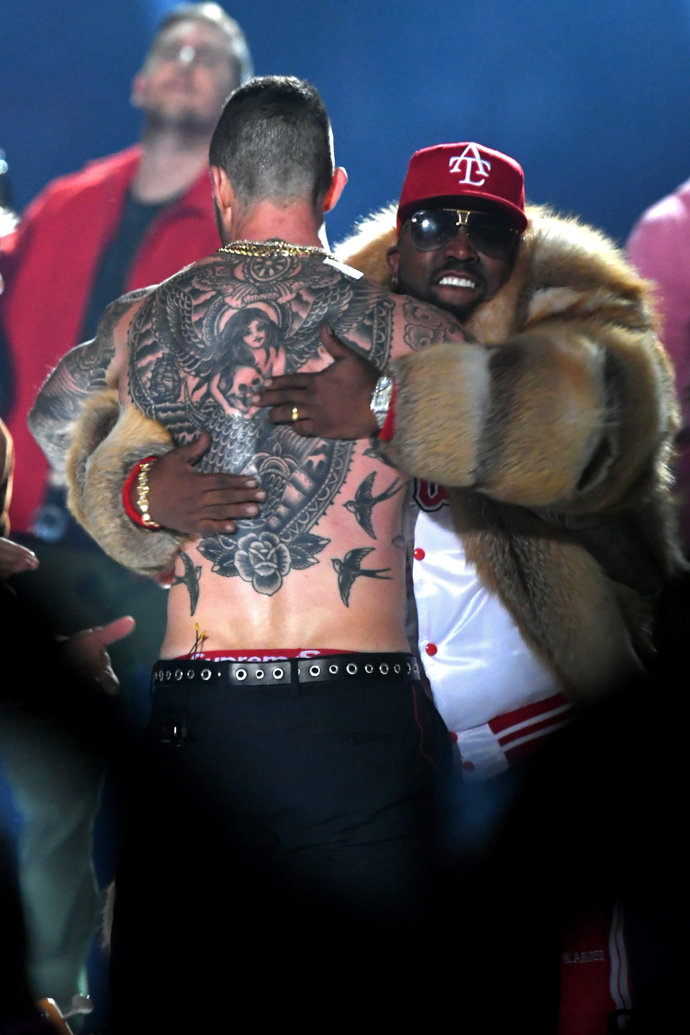 El momento de la Super Bowl: Adam Levine sin ropa y Big Boy con camiseta, cazadora y abrigo de piel...
