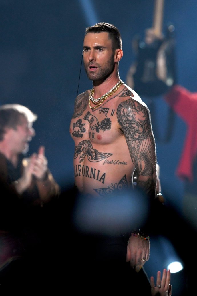 Adam Levine tiró de quitarse ropa para el show de la Super Bowl recordando a Janet Jackson
