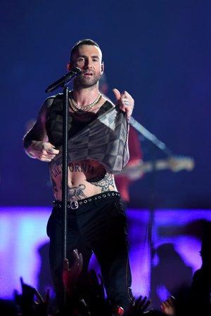 Adam Levine  tiró de quitarse ropa para el show de la Super Bowl aunque no convenció