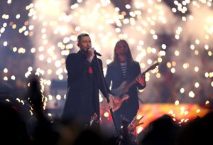 Maroon 5, tiró de efectos de llamas y bengalas en el show de la Super Bowl aunque no convenció