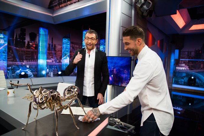sergio ramos el regala una hormiga a pablo motos en el hormiguero