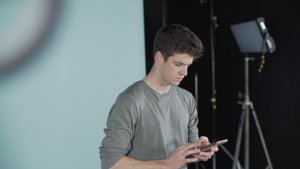 Miguel Bernardeau deja Élite para ayudar a jóvenes que sufren buylling y ciberacoso