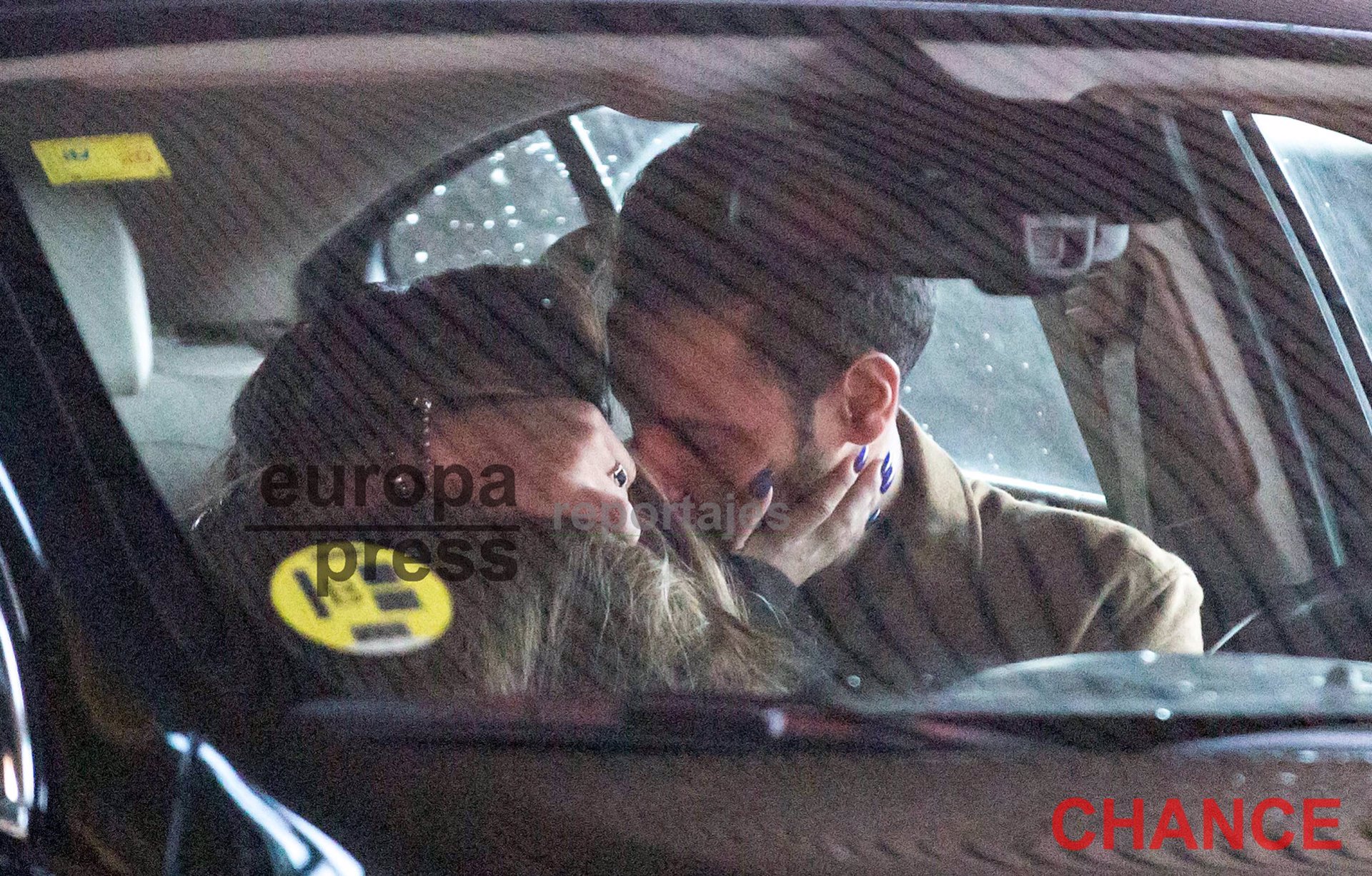  Isa Pantoja y Asraf, besos apasionados de amor en el coche