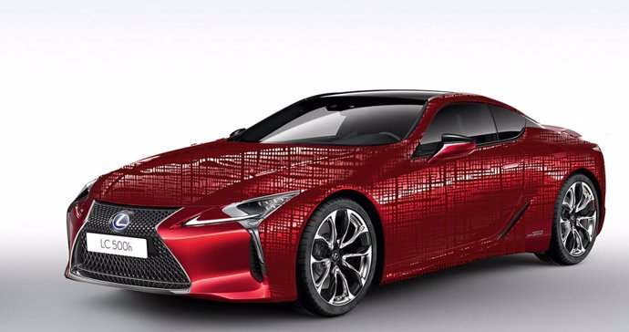 LEXUS LC500h Art Car inspirado en las técnicas japonesas llamada sashiko que la llevan a cabo diferentes maestros japoneses, takumis, los cuales cosen cada pieza de manera manual