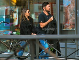 Pablo López pone fin a los rumores con Miriam Rodríguez en una comida con su novia