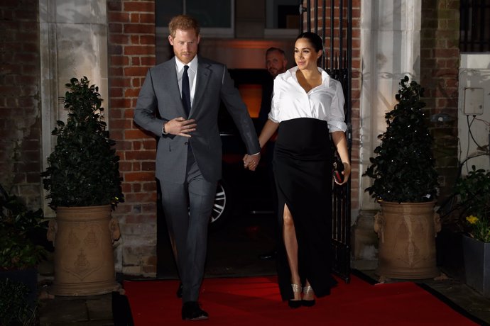 Meghan Markle, sorprende con un 'falso Carolina Herrera' en black and white