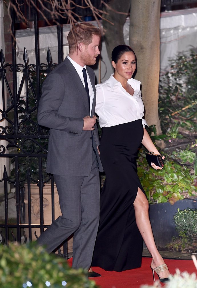 Meghan Markle, sorprende con un 'falso Carolina Herrera' en black and white