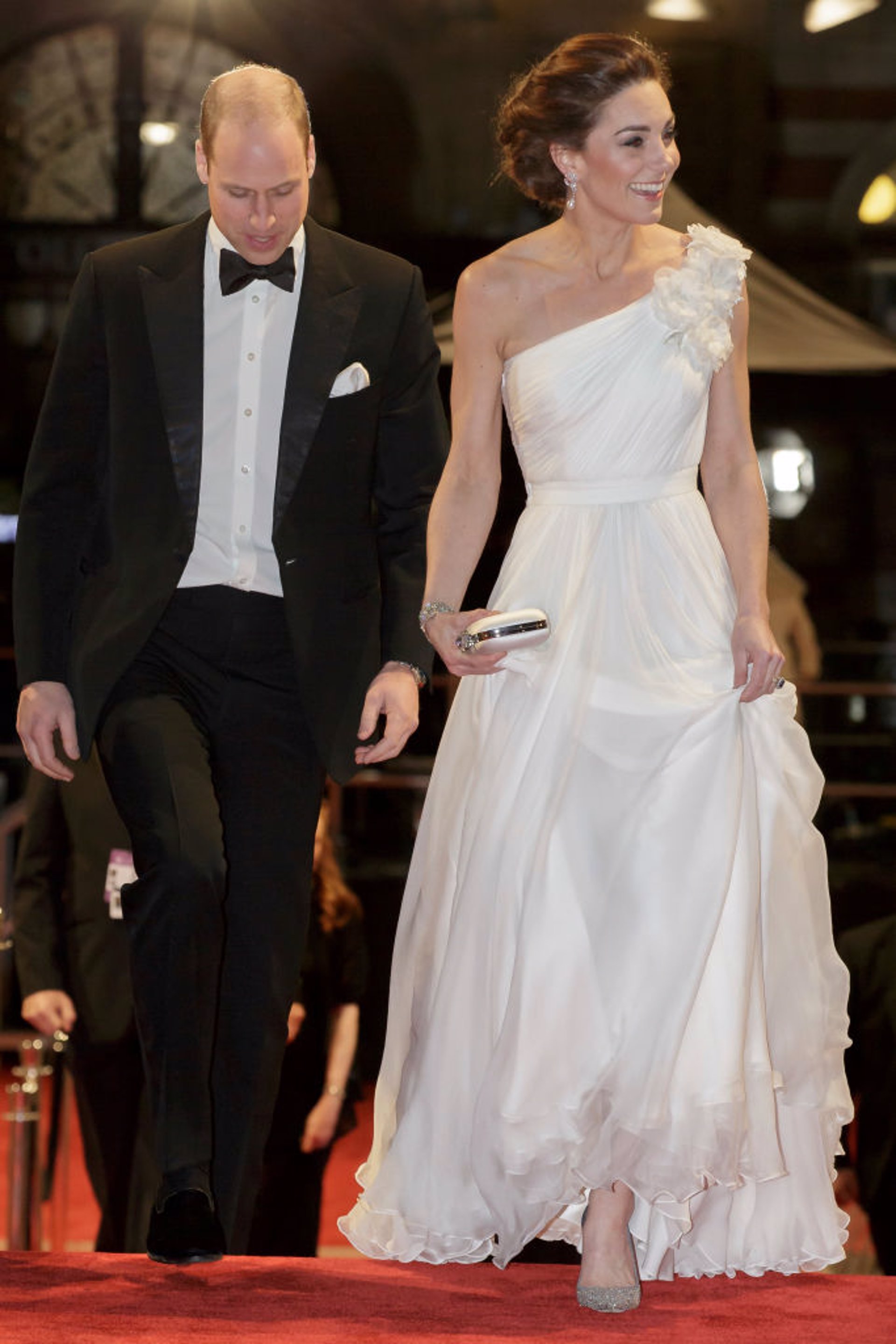 Kate Middleton con vestido vaporoso blanco en los Bafta 2019  y zapatos de princesa glitter de Jimmy Choo