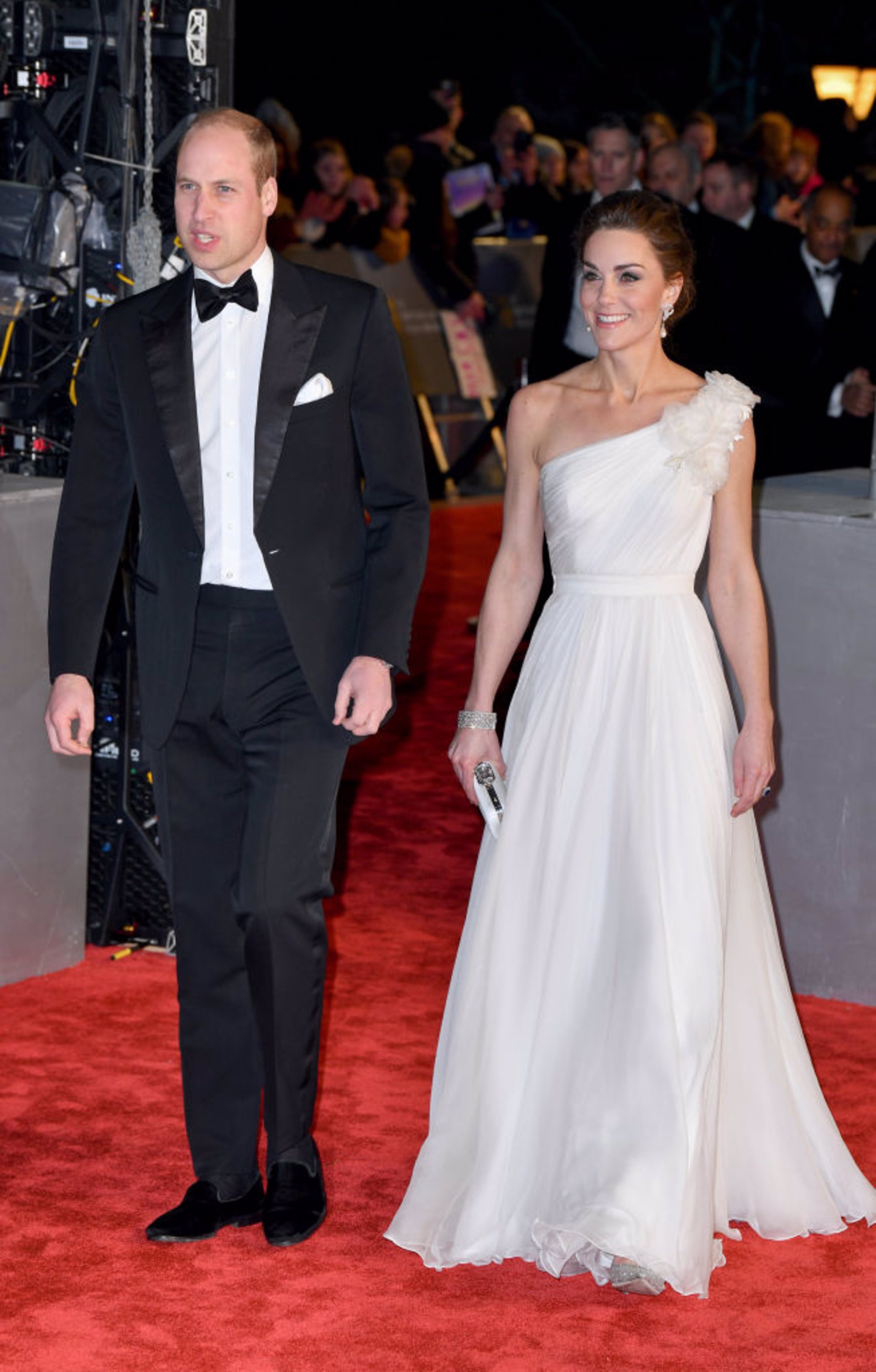 Kate Middleton con vestido vaporoso blanco en los Bafta 2019  y brazalete que recuerda a la Reina Letizia