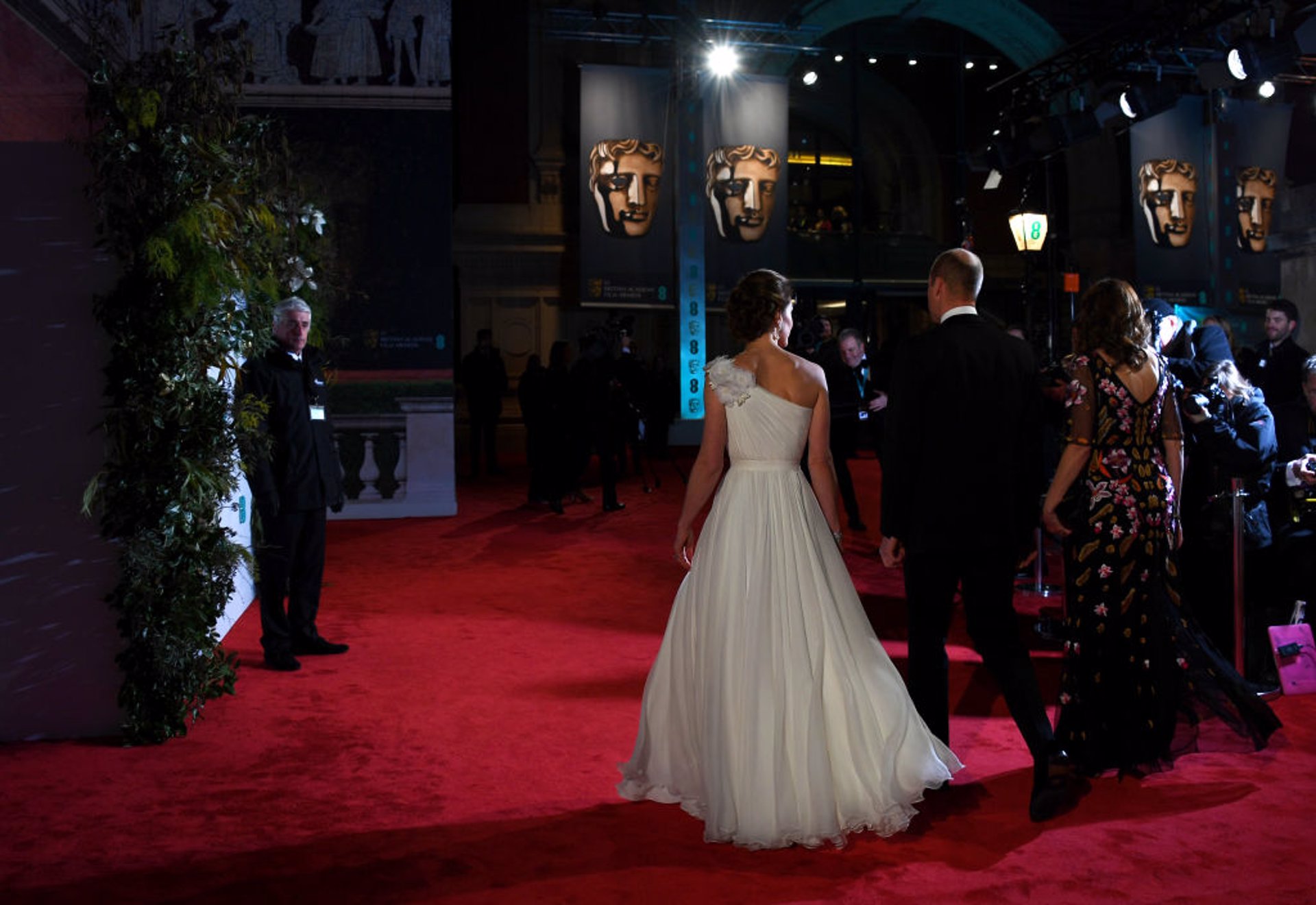 Príncipe Guillermo y Kate Middleton, noche de ensueño muy royal en los Bafta con un vestido blanco muy de princesa