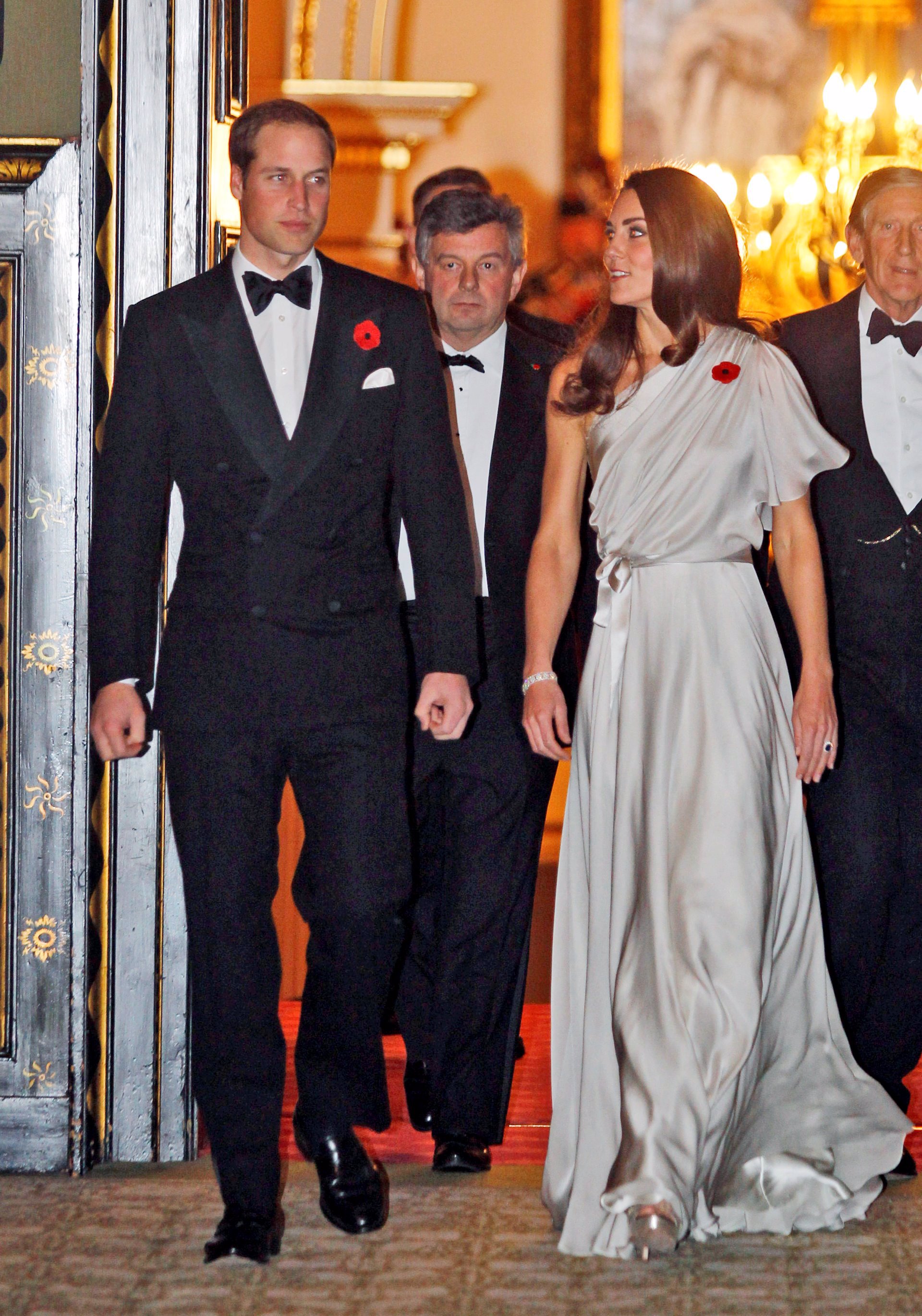 Kate Middleton, muy elegante en una cena de gala en Londres con un vestido plateado con escote asimétrico de Jenny Pachkam