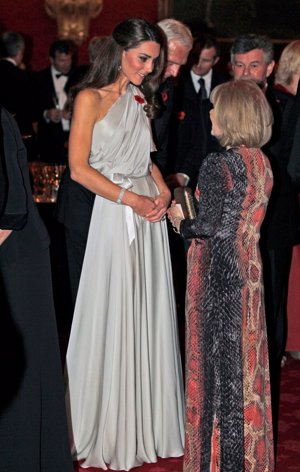 Kate Middleton, muy elegante en una cena de gala en Londres con un vestido plateado con escote asimétrico de Jenny Pachkam