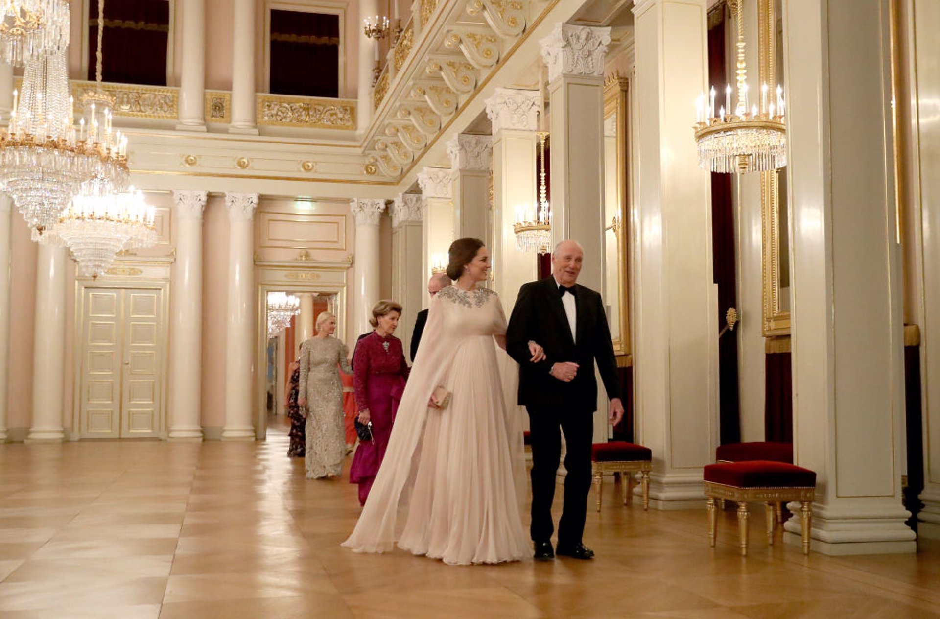 Kate Middleton vestido largo en  blanco vaporoso de corte imperio para  su cena de gala en Oslo el pasado 2018
