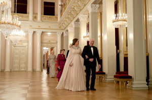 Kate Middleton vestido largo en  blanco vaporoso de corte imperio para  su cena de gala en Oslo el pasado 2018