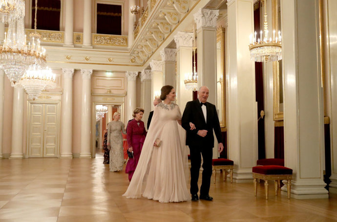 Kate Middleton vestido largo en blanco vaporoso de corte imperio para su cena de gala en Oslo el pasado 2018