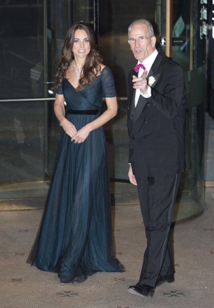 KATE MIDDLETON CON VESTIDO DE GASA VAPOROSO DE JENNY PACHKAM, CON MISMO VESTIDO QUE LUCIÓ EN LOS BAFTA EN 2018, EN 2014