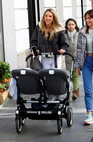 Alice Campello se deshace en mimos con sus bebés por Madrid
