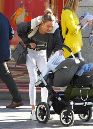 Alice Campello se deshace en mimos con sus bebés por Madrid