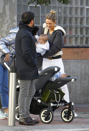 Alice Campello se deshace en mimos con sus bebés por Madrid