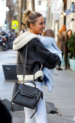 Alice Campello se deshace en mimos con sus bebés por Madrid