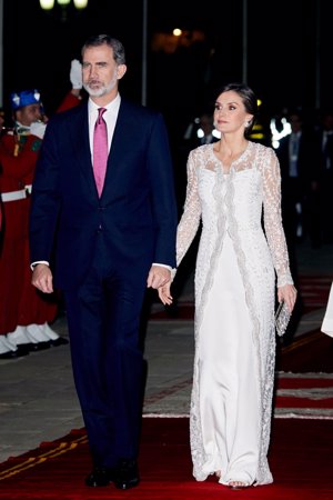 FELIPE Y LETIZIA EN MARRUECOS. Letizia guapísima con un vestido en blanco con sobre abrigo brocado en hilo de seda en blanco y plata con motivos florales e incrustraciones