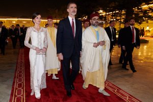 FELIPE Y LETIZIA EN MARRUECOS. Letizia guapísima con un vestido en blanco con sobre abrigo brocado en hilo de seda en blanco y plata con motivos florales e incrustraciones