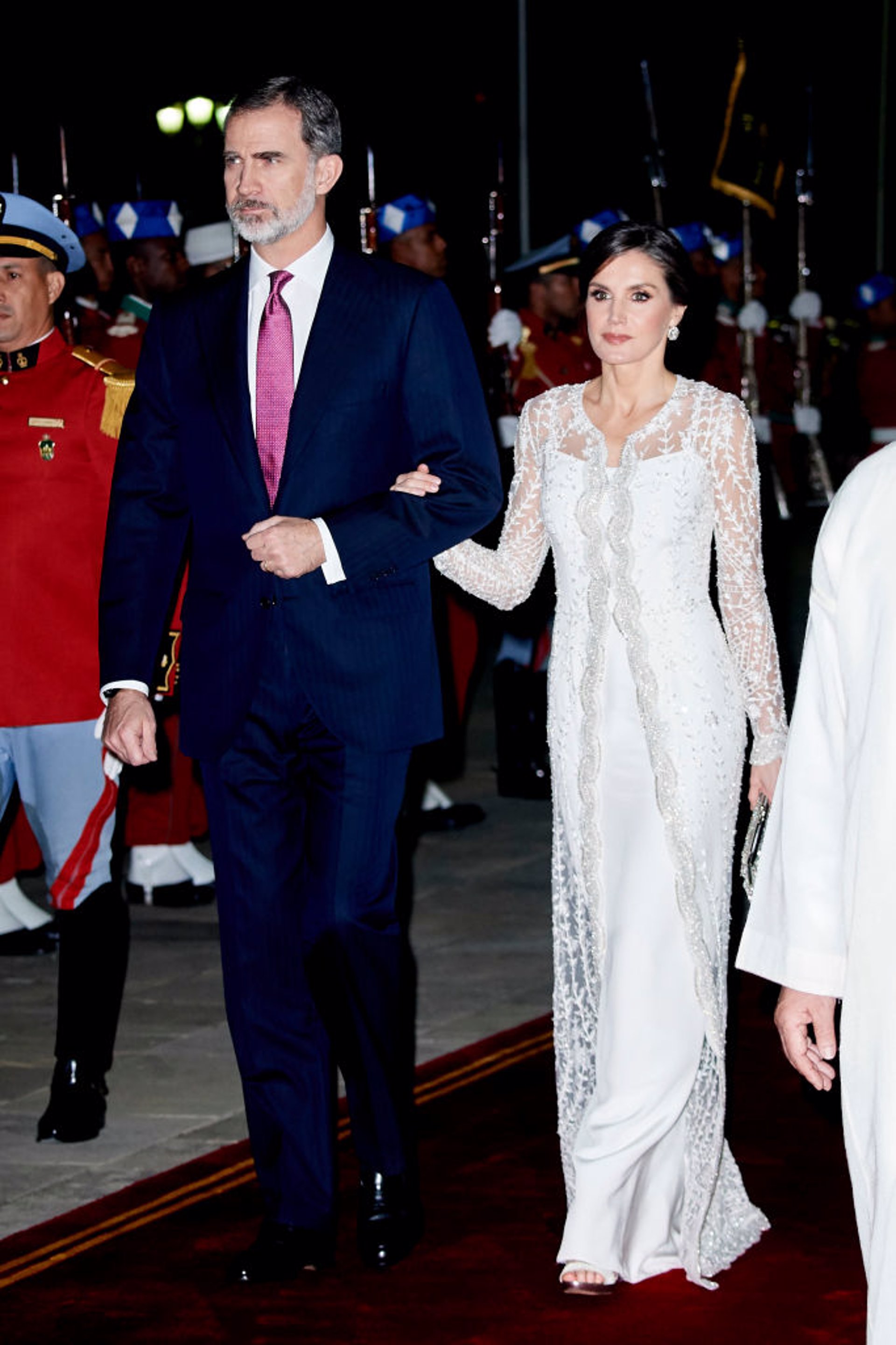 FELIPE Y LETIZIA EN MARRUECOS en 2019. El Rey Felipe lucía corbata frambuesa en tono fucsia. La diferencia sustancial con 2014 es que el monarca luce barba actualmente