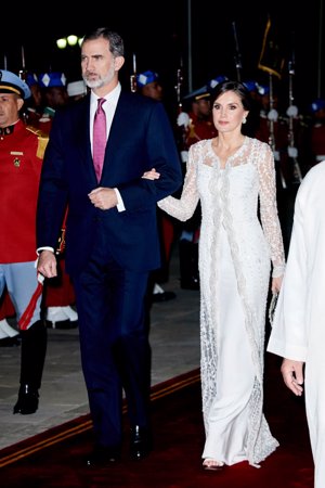 FELIPE Y LETIZIA EN MARRUECOS. Letizia guapísima con un vestido en blanco con sobre abrigo brocado en hilo de seda en blanco y plata con motivos florales e incrustraciones