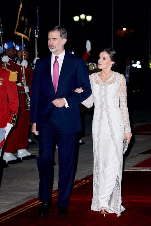 FELIPE Y LETIZIA EN MARRUECOS. Letizia guapísima con un vestido en blanco con sobre abrigo brocado en hilo de seda en blanco y plata con motivos florales e incrustraciones