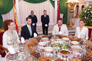 Los Reyes Felipe VI, Letizia, Mohammed VI y Lalla Salma durante la cena de gala en 2014