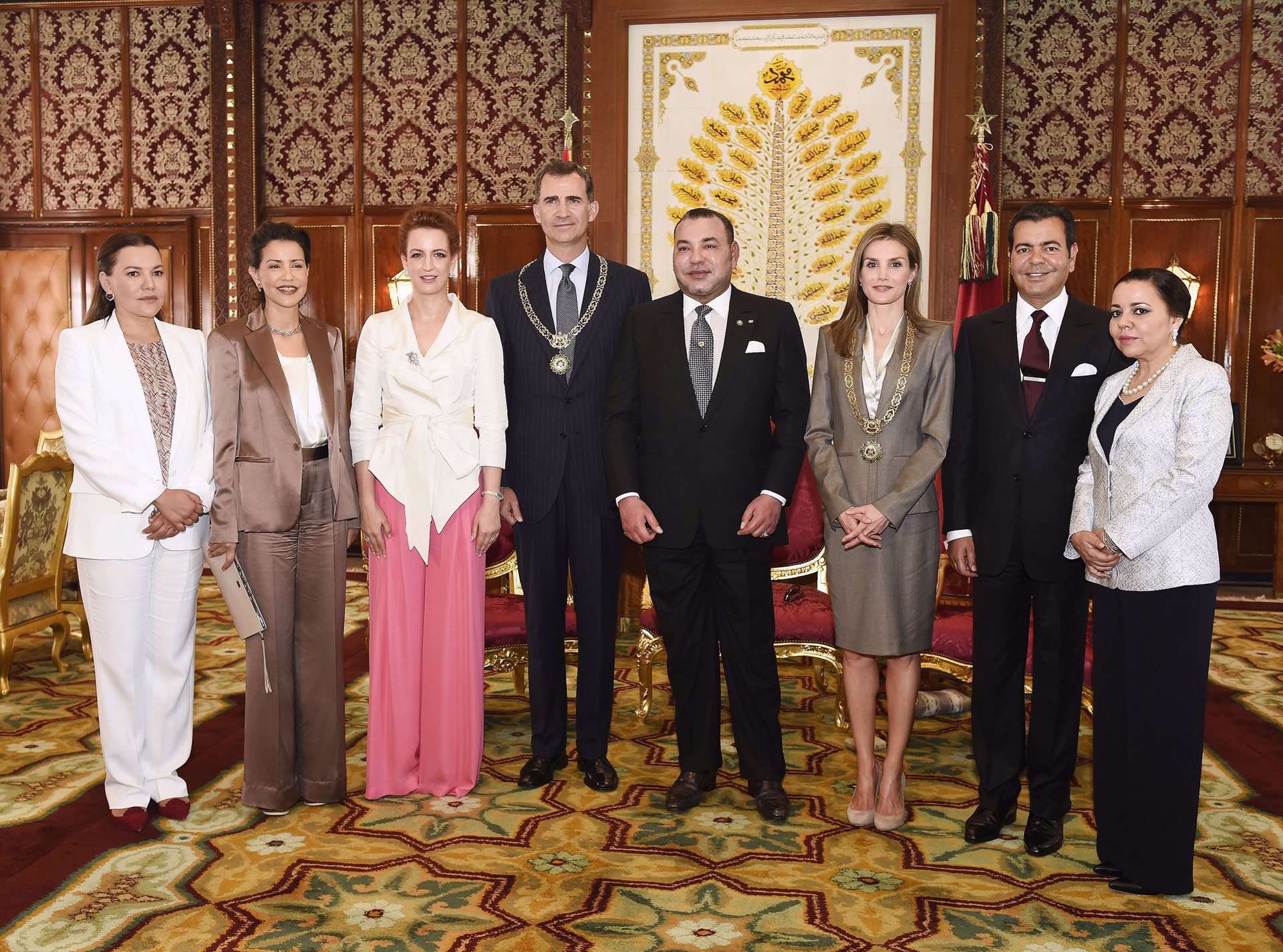 Los Reyes Felipe y Letizia  con la familia real de Marruecos con Lalla Salma en 2014