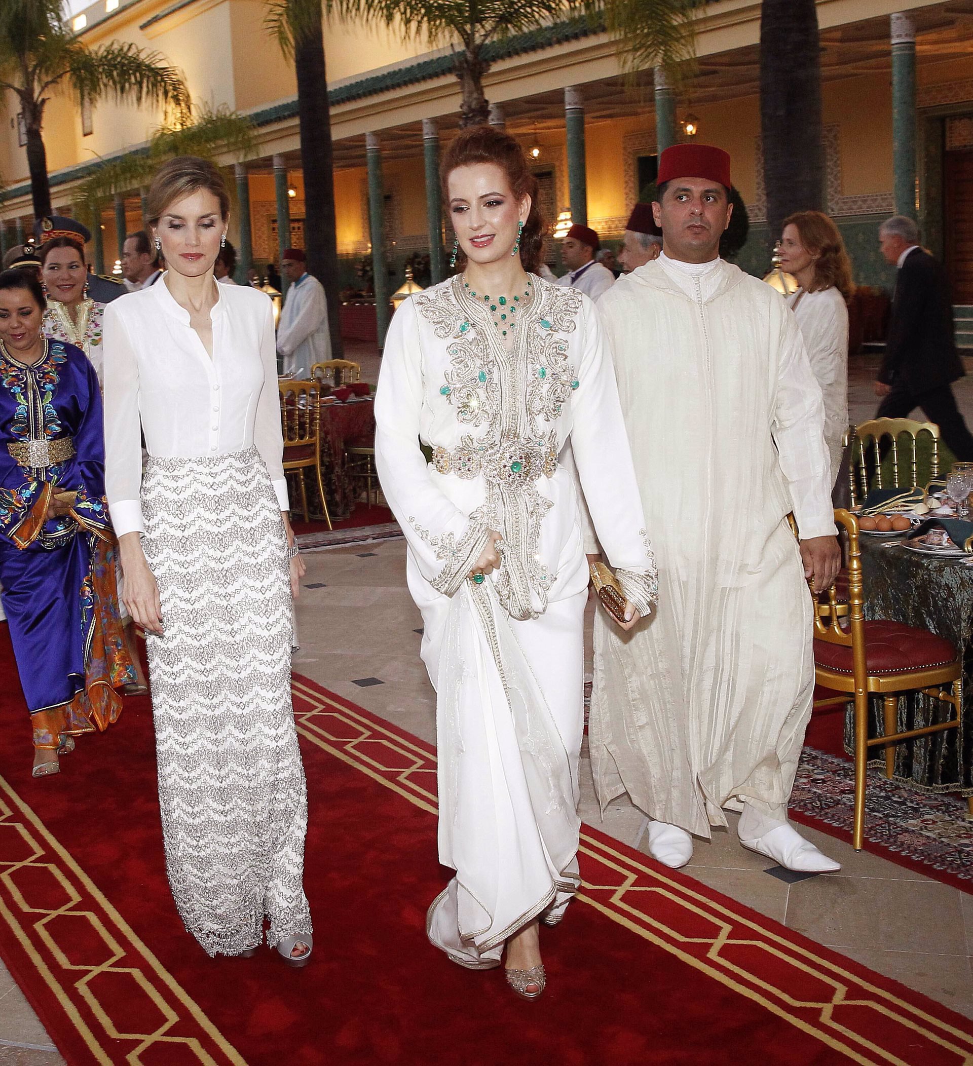Letizia y Lalla Salma con vestido blanco en Marruecos
