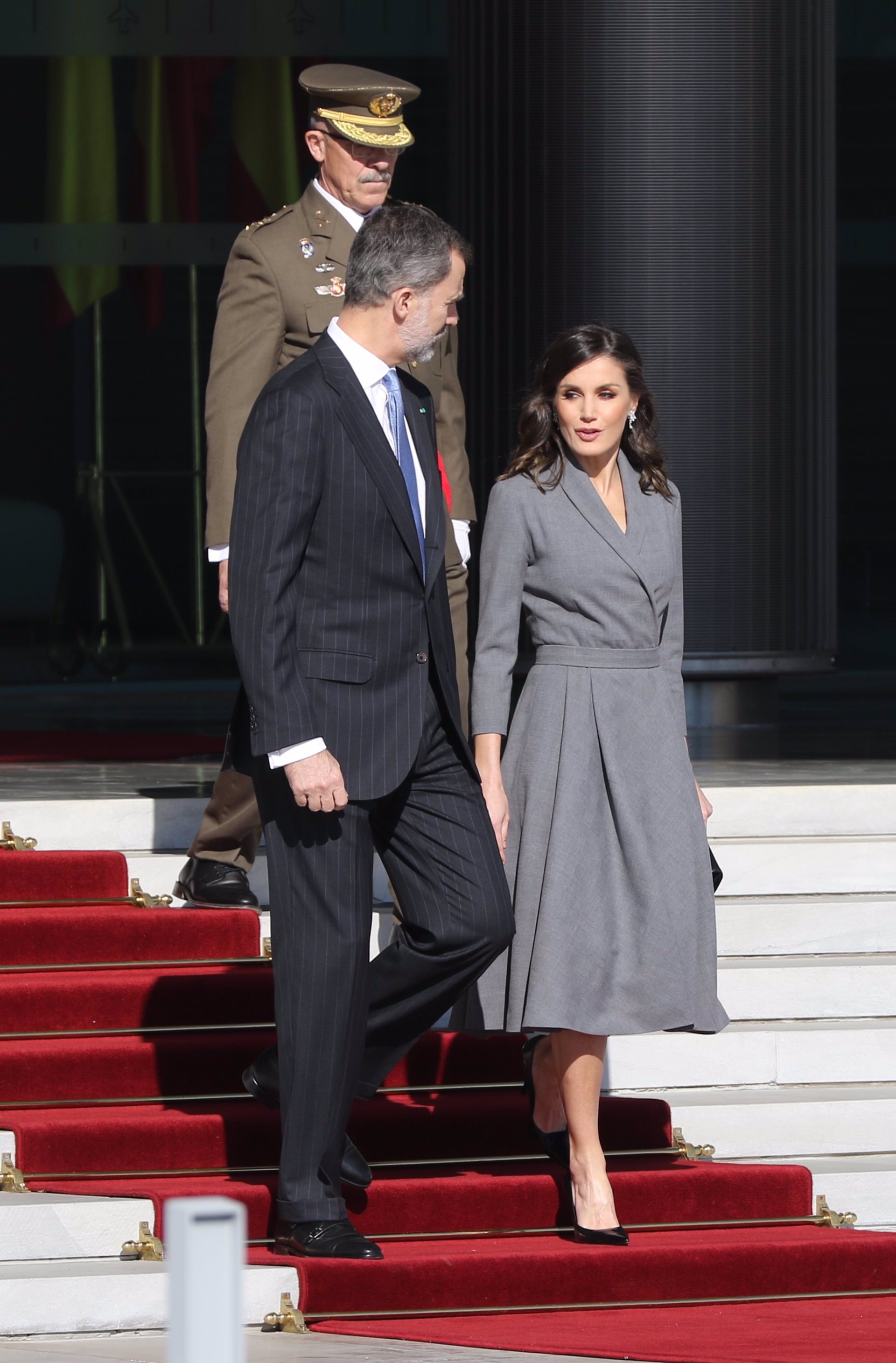 La Reina Letizia de gris para ir a Marruecos, un color que también utilizó en 2014