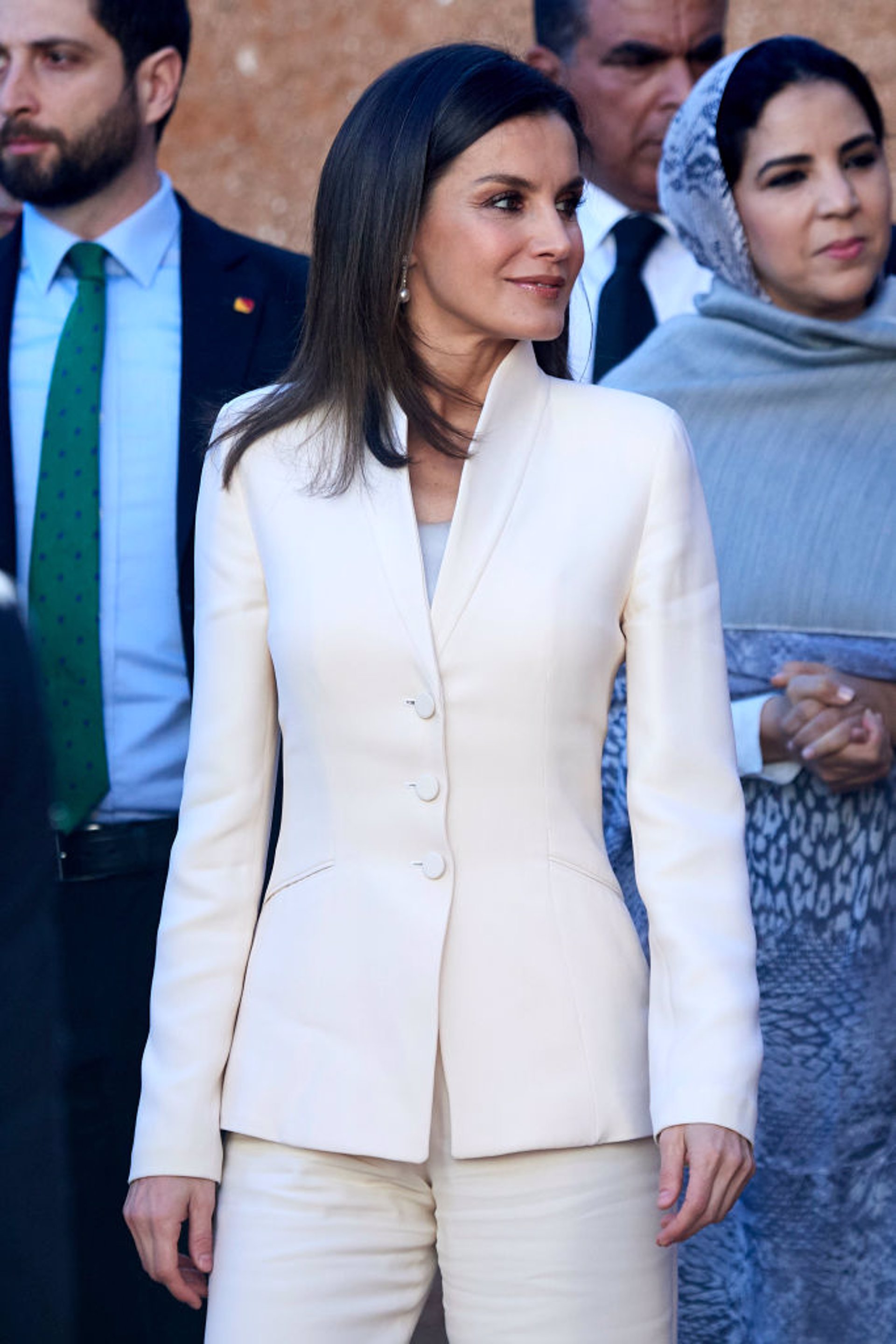La Reina Letizia ha lucido en Marruecos el traje de pedida de compromiso de Armani pero en esta ocasión con camiseta para evitar un mayor escote al ir al mausoleo marroquí