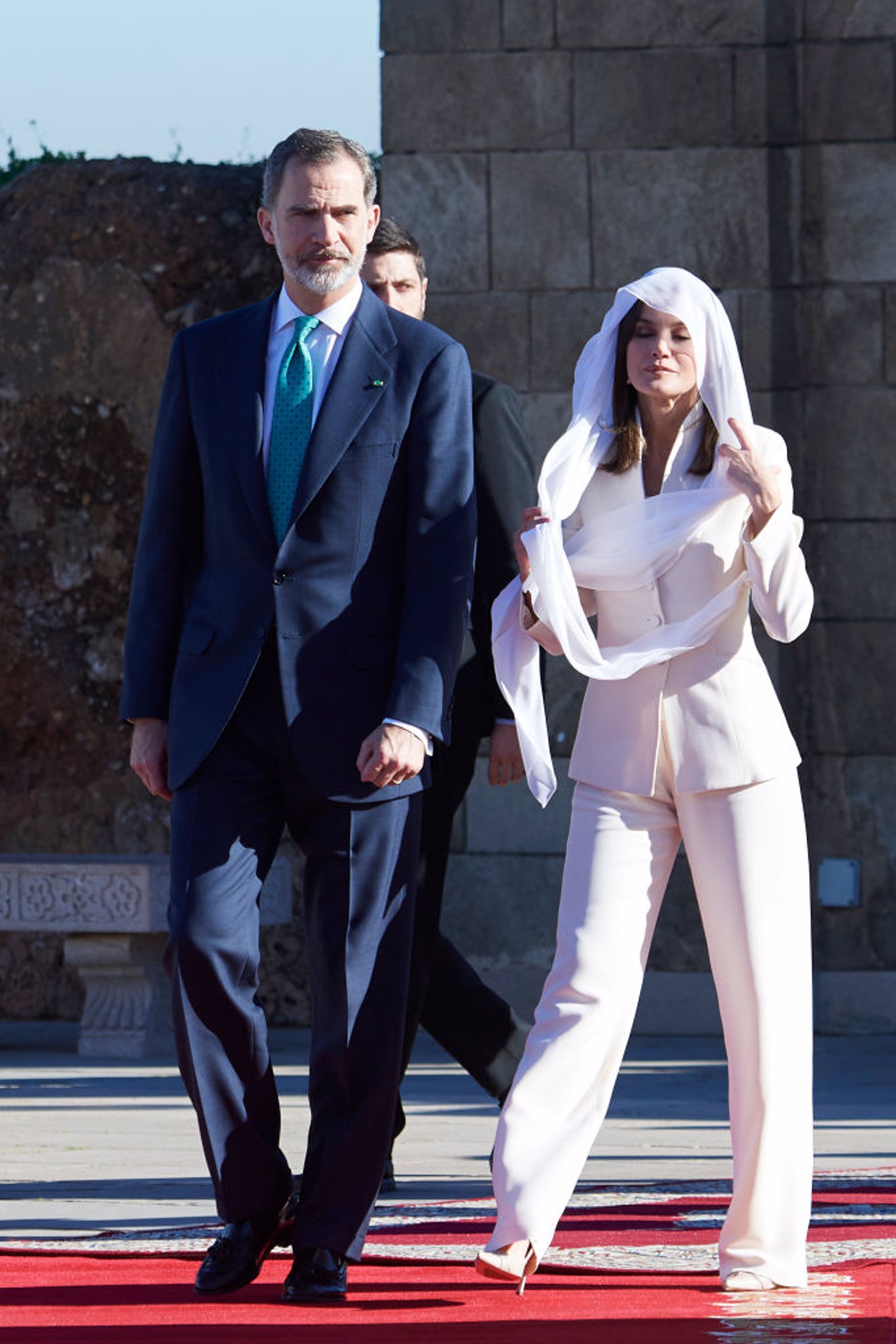 La Reina Letizia con velo ha lucido en Marruecos el traje de pedida de compromiso de Armani para ir al mausoleo marroquí
