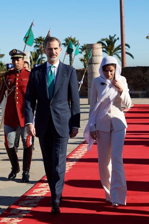 La Reina Letizia con velo ha lucido en Marruecos el traje de pedida de compromiso de Armani para ir al mausoleo marroquí