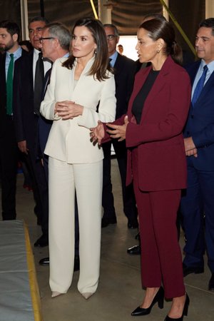 La Reina Letizia ha lucido en Marruecos el traje de pedida de compromiso de Armani pero en esta ocasión con camiseta para evitar un mayor escote al ir al mausoleo marroquí