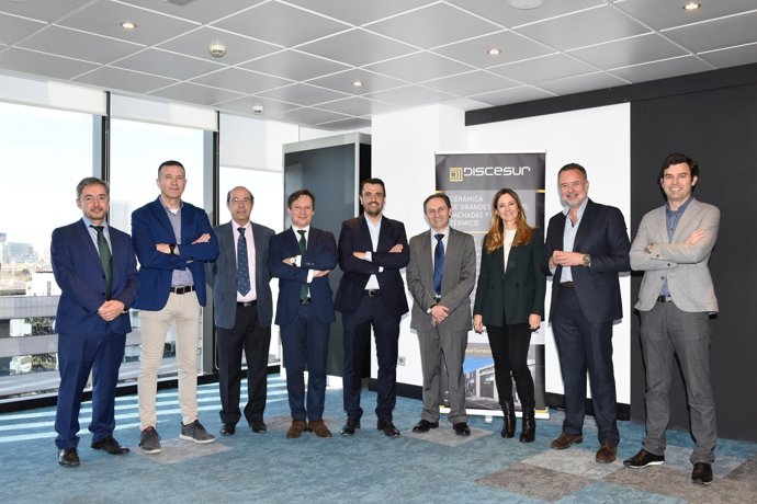 Javier Cano (D. General Wandegar), Gonzalo Díaz (Jefe Actividad Fachadas Weber Saint-Gobain), Pedro Soler (D. Comercial Discesur), Juan Carlos Barra (D. de Exposiciones Discesur), Moisés Santos (D. de Unidad de Negocio Discesur), Amador Sabio (D. de Marketing Discesur), Isabel Alguacil (Paisajista Paisaje Libre), José Sánchez (Delegado Comercial Atlas Concorde) y Alfonso Olalquiaga (Arquitecto, Olalquiaga Arquitectos)
