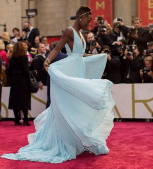 Lupita en los Oscar 2014 guapísima de azul pastel de Prada