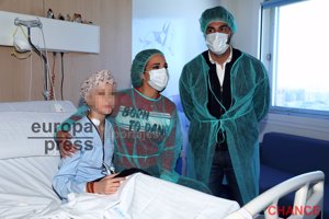 Paula Echevarría en el Hospital La Paz visitando a los niños con cáncer